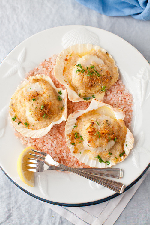Baked Scallops with Cheese and Wine Sauce