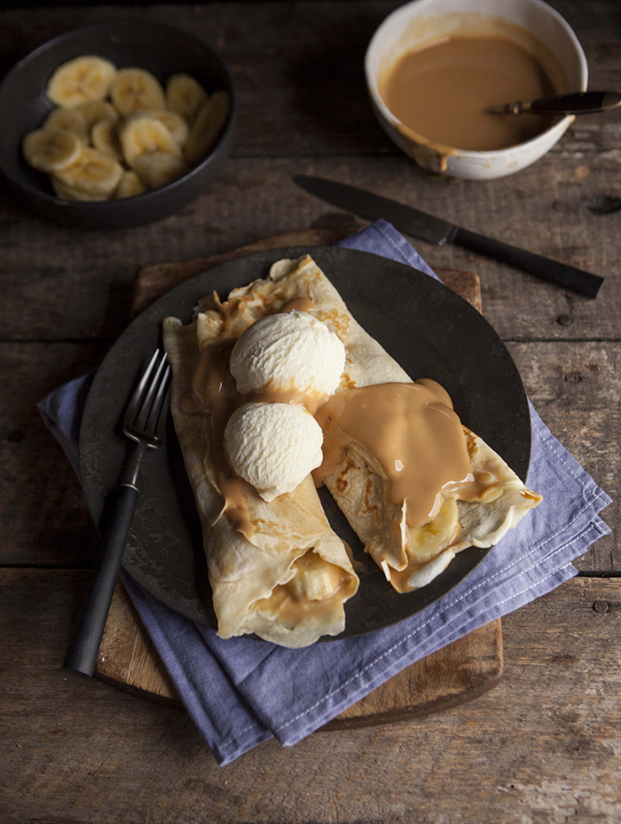 crepes filled with caramel and bananas (with brandy)