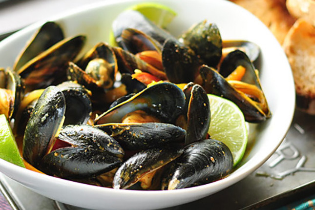 Cancel those dinner reservations. Whip up these Red Thai Curry Mussels instead.