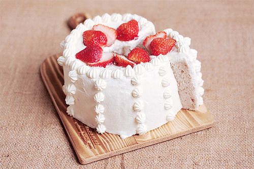 Strawberry chiffon cake (by grace_choo03)